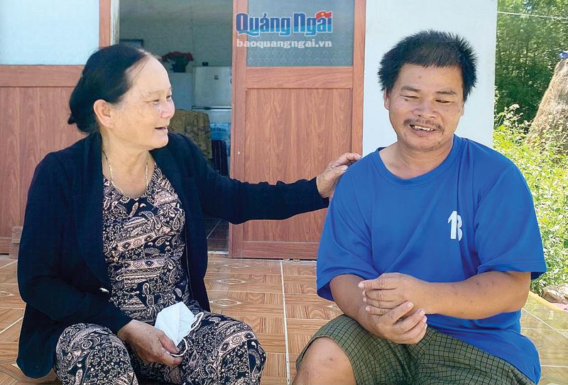 Bà Đỗ Thị Sơn thường xuyên đến thăm, động viên anh Phạm Văn Xị nỗ lực vươn lên trong cuộc sống.