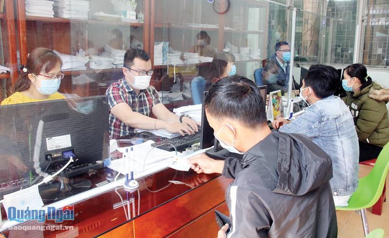 Nhân viên bộ phận tiếp nhận và trả kết quả giải quyết thủ tục hành chính TP.Quảng Ngãi giải quyết hồ sơ cho người dân.