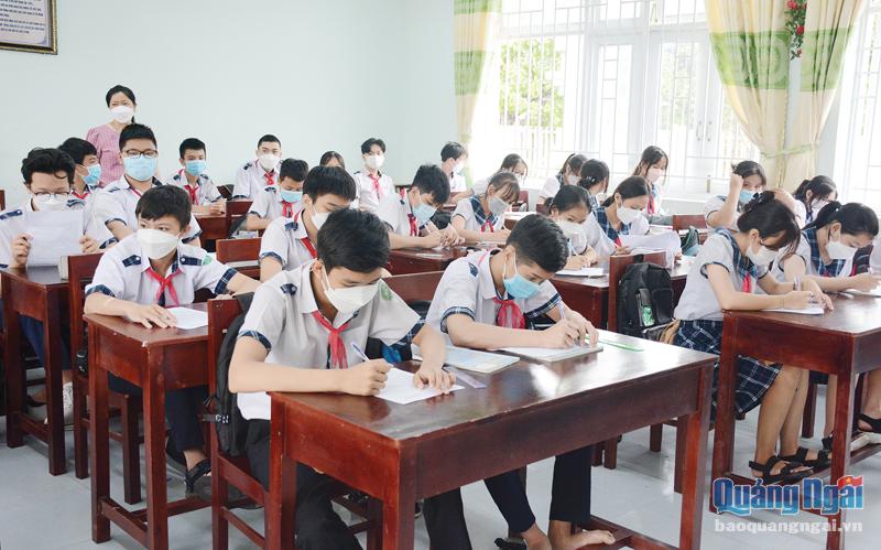 Học sinh lớp 9, Trường THCS Quảng Phú (TP.Quảng Ngãi), ôn tập chuẩn bị cho kỳ thi vào lớp 10, năm học 2022 - 2023. 