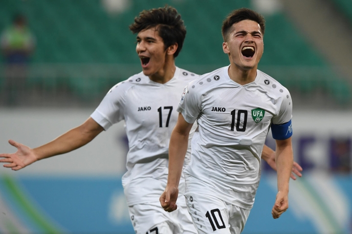 Niềm vui của cầu thủ Uzbekistan sau khi ghi bàn thắng vào lưới Nhật Bản - Ảnh: AFC