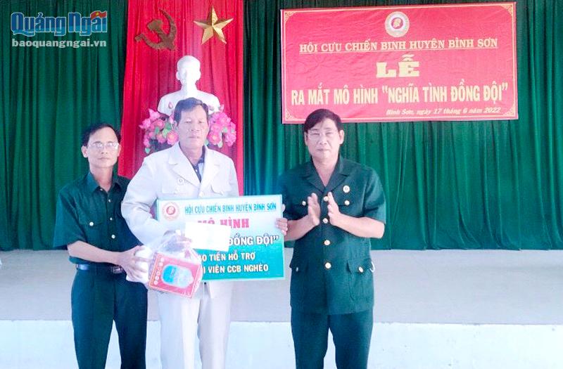 Đại diện Hội Cựu chiến binh huyện Bình Sơn trao tiền hỗ trợ cho ông Nguyễn Xuân Kim.