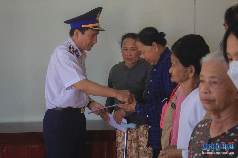 Đại tá Lê Huy Sinh, Chính ủy Bộ Tư lệnh Vùng Cảnh sát biển 2 trao quà cho người dân