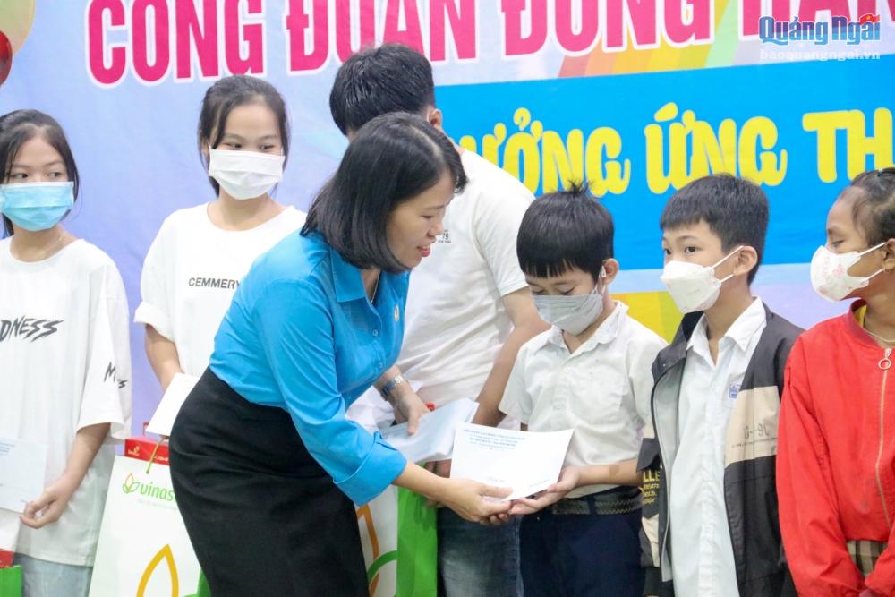Phó Chủ tịch LĐLĐ tỉnh Nguyễn Thị Việt Hiển trao quà cho con em người lao động có thành tích tốt trong học tập.  