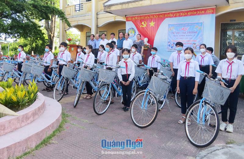 Lãnh đạo và Hội Khuyến học phường Phổ Hòa (TX.Đức Phổ), cùng nhà tài trợ tặng xe đạp cho học sinh có hoàn cảnh khó khăn.