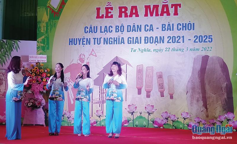  Các thành viên biểu diễn ở Lễ ra mắt Câu lạc bộ Dân ca - Bài chòi huyện Tư Nghĩa. 