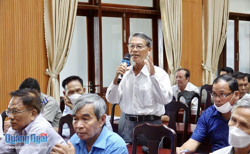 Cử tri huyện Lý Sơn phát biểu ý kiến tại buổi tiếp xúc.