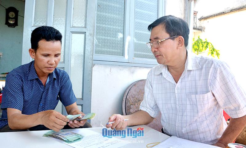 Ông Nguyễn Văn Hiệp (bên phải) tạo điều kiện để hội viên nông dân tiếp cận nguồn vốn đầu tư phát triển kinh tế.                                        Ảnh: PHƯỢNG CÚC  