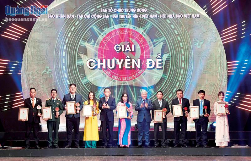 Báo Quảng Ngãi đoạt giải chuyên đề Giải Búa liềm vàng lần thứ VI - năm 2021.                         Ảnh: PV
