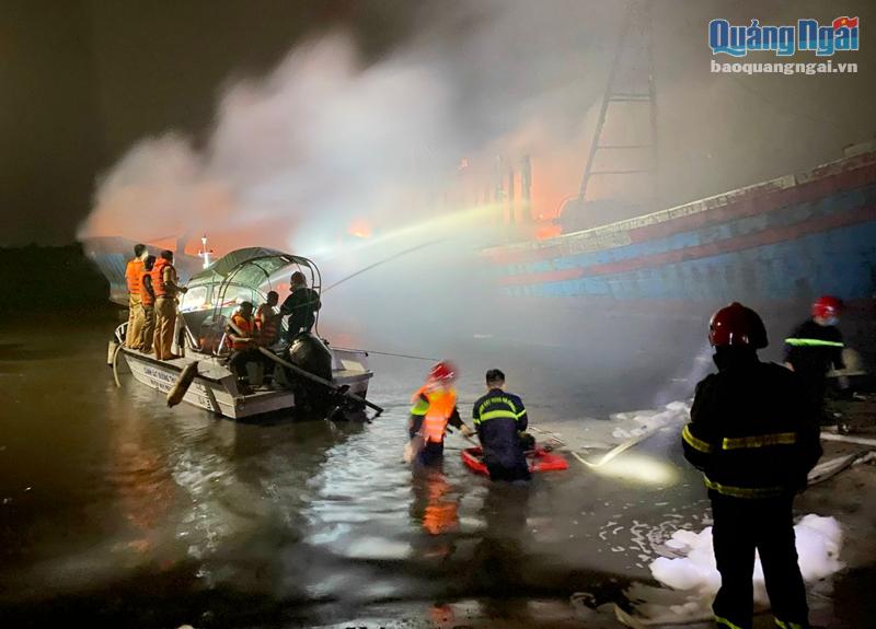  Lực lượng cảnh sát phòng cháy, chữa cháy và cứu nạn, cứu hộ (Công an tỉnh) triển khai công tác dập lửa vụ cháy 4 tàu cá tại sông Bài Ca, xã Tịnh Kỳ (TP.Quảng Ngãi) vào đầu năm 2022.                                Ảnh: PV