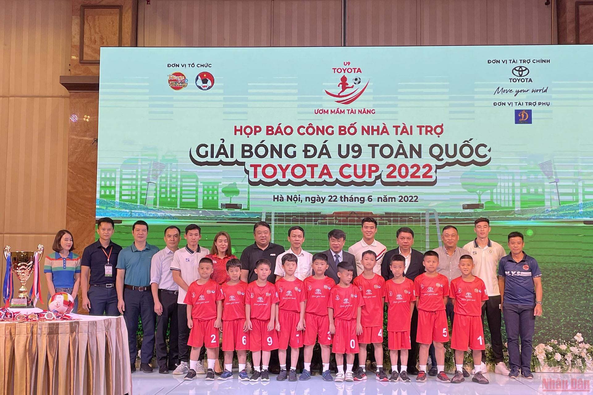 Các thành viên đội bóng U9 H.Y.S Hà Nội chụp ảnh lưu niệm cùng ban tổ chức, cầu thủ Duy Mạnh, Hai Long và Văn Chuẩn. (Ảnh: PHAN THẠCH)