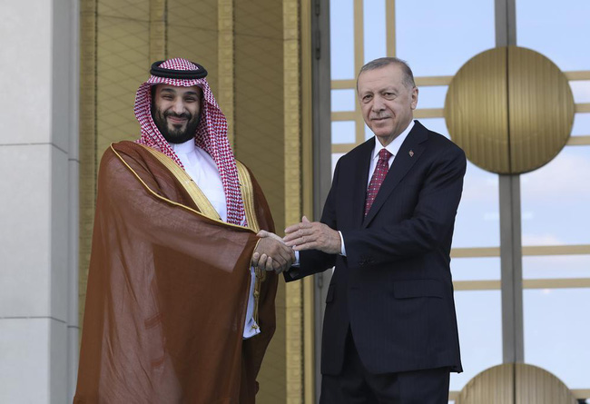 Thái tử Saudi Arabia Mohammed bin Salman và Tổng thống Thổ Nhĩ Kỳ Tayyip Erdogan tại Ankara, Thổ Nhĩ Kỳ, ngày 22/6/2022. (Ảnh: AP)