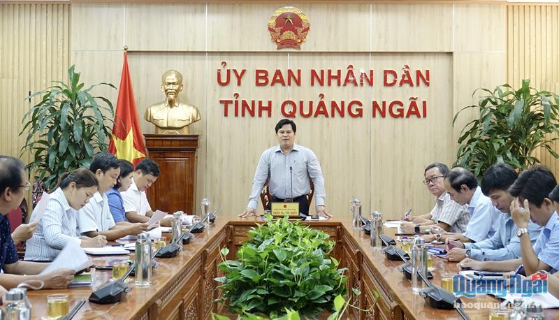 Phó Chủ tịch UBND tỉnh Trần Phước Hiền chủ trì cuộc họp.
