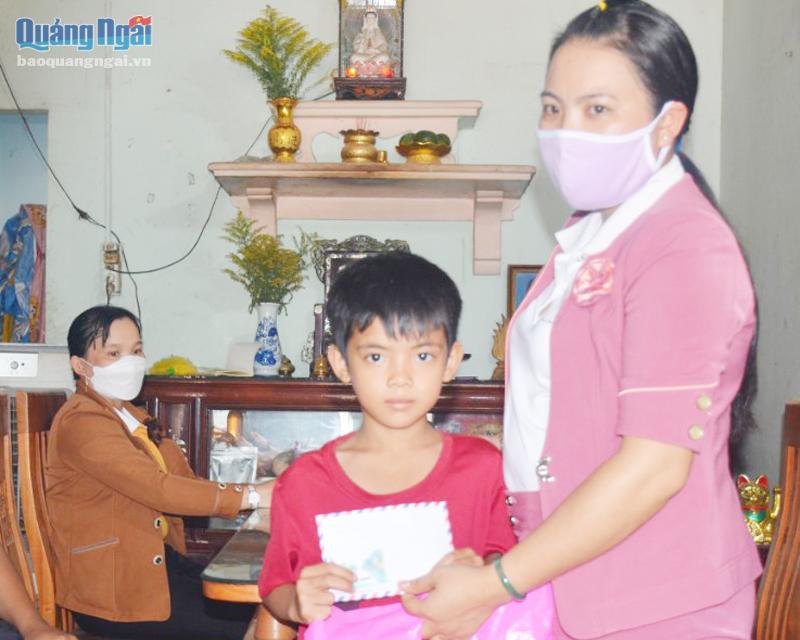 Cán bộ Hội LHPN xã Tịnh Hà (Sơn Tịnh) trao tiền hỗ trợ cho các con của chị Nguyễn Thị Việt từ nguồn quỹ bán phế liệu.            Ảnh: PHƯỢNG CÚC