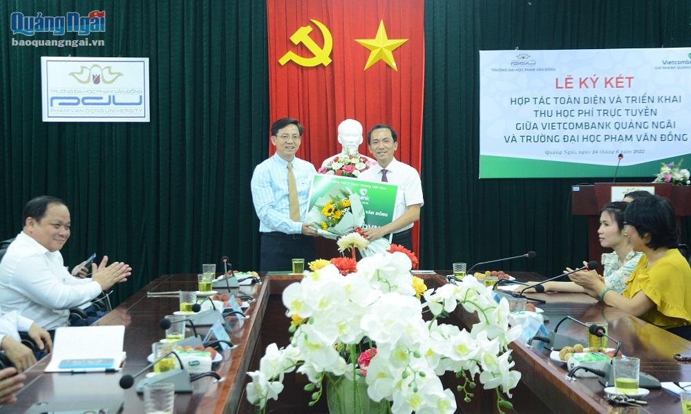 Vietcombank Quảng Ngãi trao tặng Trường ĐH Phạm Văn Đồng 1 màn hình Led trị giá 150 triệu đồng.