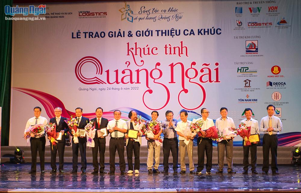 Tặng hoa và kỷ niệm chương cho ban tổ chức, ban giám khảo và nhà tài trợ cuộc thi