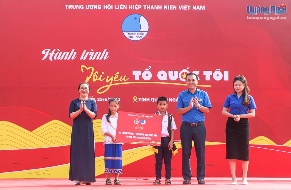 Trao tặng công trình “Trường đẹp cho em” tại Trường PTDTBT TH số 2 Hương Trà - huyện Trà Bồng với tổng kinh phí là 500 triệu đồng để xây dựng 3 phòng học, mỗi phòng rộng 45m2.