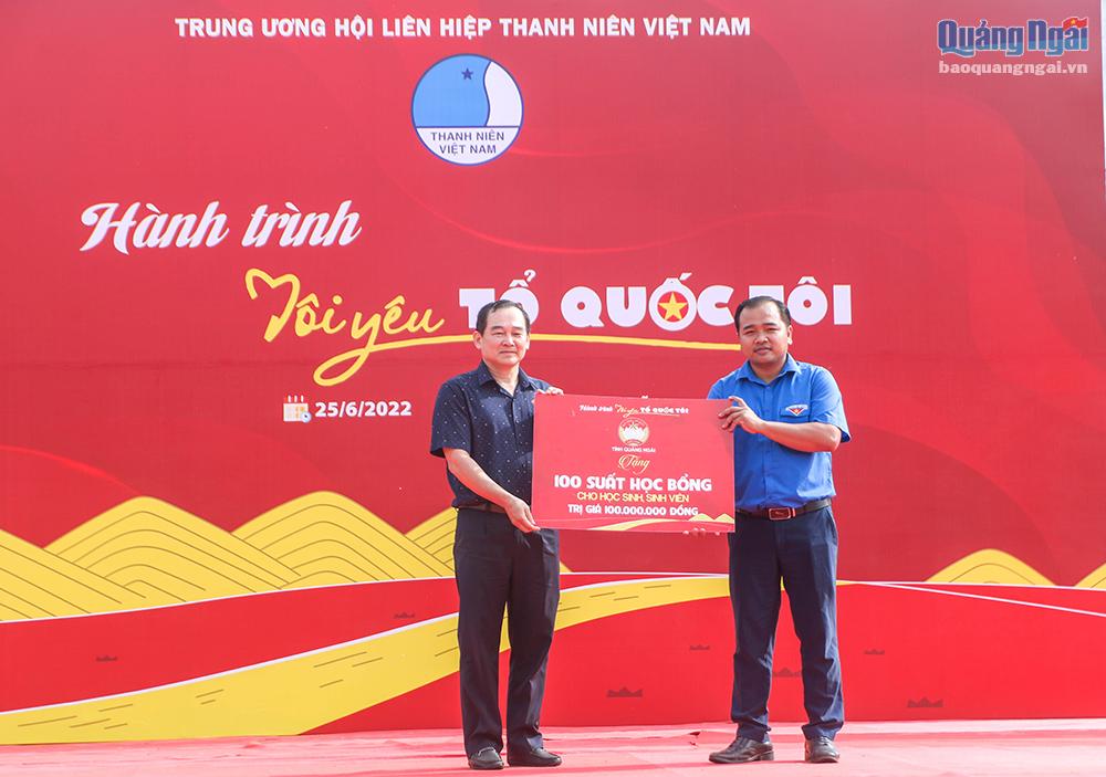 Trao 100 suất học bổng trị giá 100 triệu đồng của Ủy ban MTTQ Việt Nam tỉnh cho học sinh, sinh viên tỉnh Quảng Ngãi