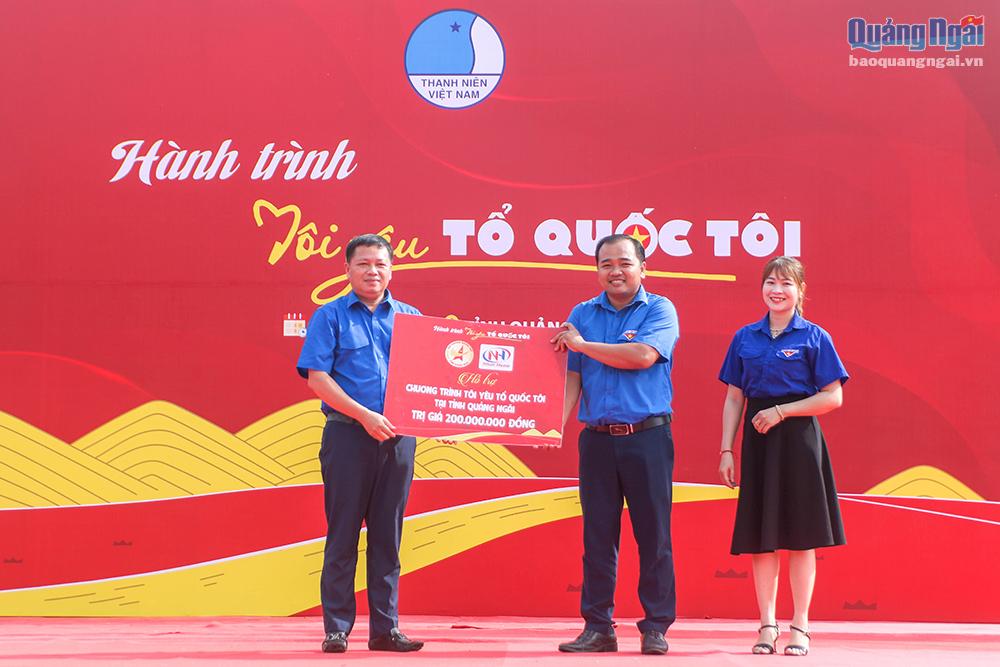 Hội Doanh nhân trẻ tỉnh Quảng Ngãi đồng hành và hỗ trợ 200 triệu đồng để thực hiện các công trình, phần việc hỗ trợ xây dựng nông thôn mới, an sinh xã hội tại huyện Trà Bồng.