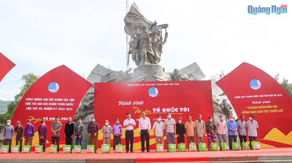 Ban tổ chức dành tặng 200 túi quà an sinh cho người dân bị ảnh hưởng bởi đại dịch Covid-19 trên địa bàn huyện Trà Bồng với tổng trị giá 50 triệu đồng.