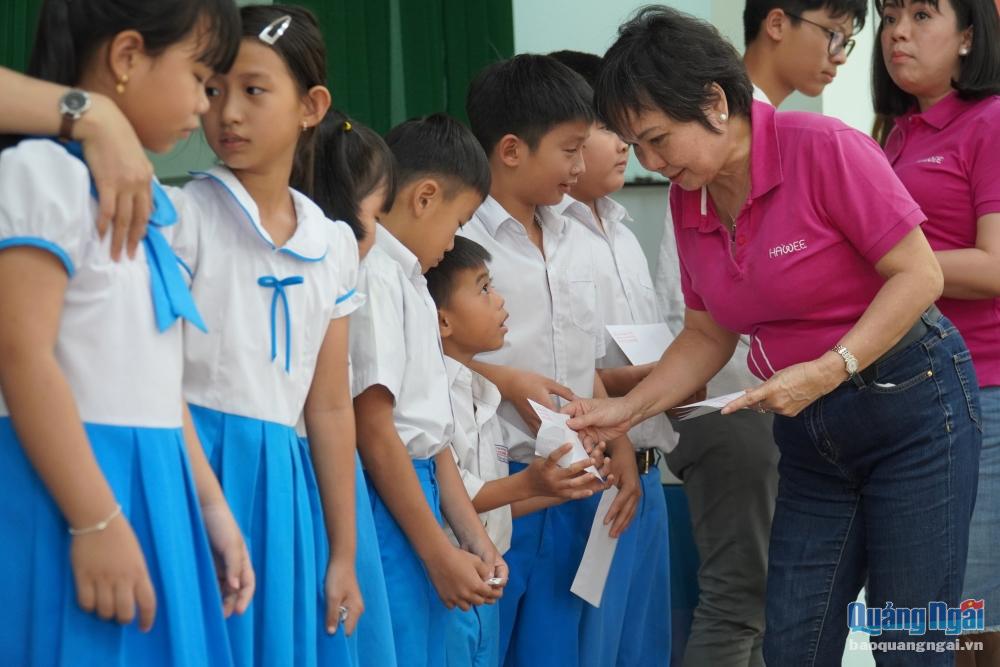  Chủ tịch Hội Nữ Doanh nhân TP.Hồ Chí Minh Cao Thị Ngọc Dung trao học bổng cho các em học sinh có hoàn cảnh khó khăn tại xã Tịnh Đông (Sơn Tịnh).