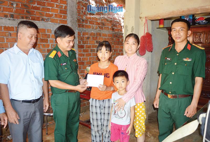 Ban Chỉ huy Quân sự TP.Quảng Ngãi tặng quà cho trẻ em nghèo ở xã Nghĩa An.                                                                 Ảnh: X.THIÊN