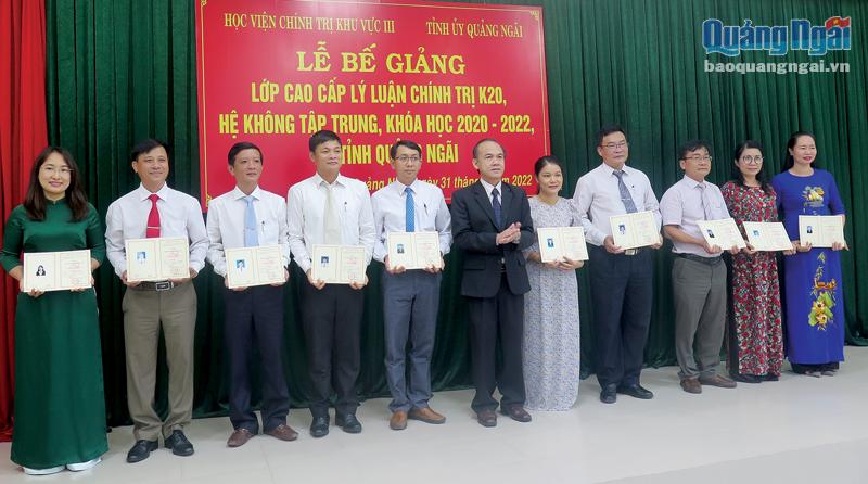 Học viện Chính trị khu vực III tổ chức Lễ bế giảng Lớp cao cấp lý luận chính trị K20 tại Quảng Ngãi.