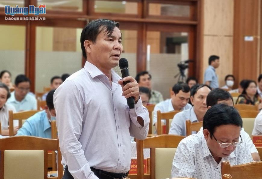 Bí thư Huyện Ủy Sơn Tây Lê Văn Tùng góp ý thảo luận tại hội nghị.