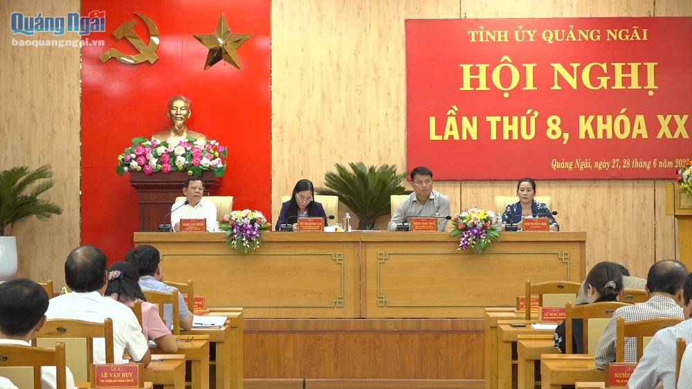 Bí thư Tỉnh ủy, Chủ tịch HĐND tỉnh Bùi Thị Quỳnh Vân và các Phó Bí thư Tỉnh ủy chủ trị hội nghị.