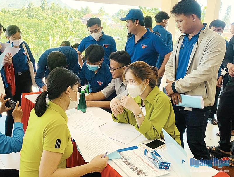 Lao động được tư vấn đi làm việc ở nước ngoài theo hợp đồng tại Sàn giao dịch việc làm vừa tổ chức tại huyện Ba Tơ. 