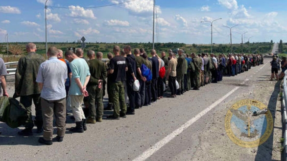 Đây là đợt trao đổi tù binh lớn nhất kể từ khi xung đột nổ ra giữa Nga và Ukraine - Ảnh: BỘ QUỐC PHÒNG UKRAINE