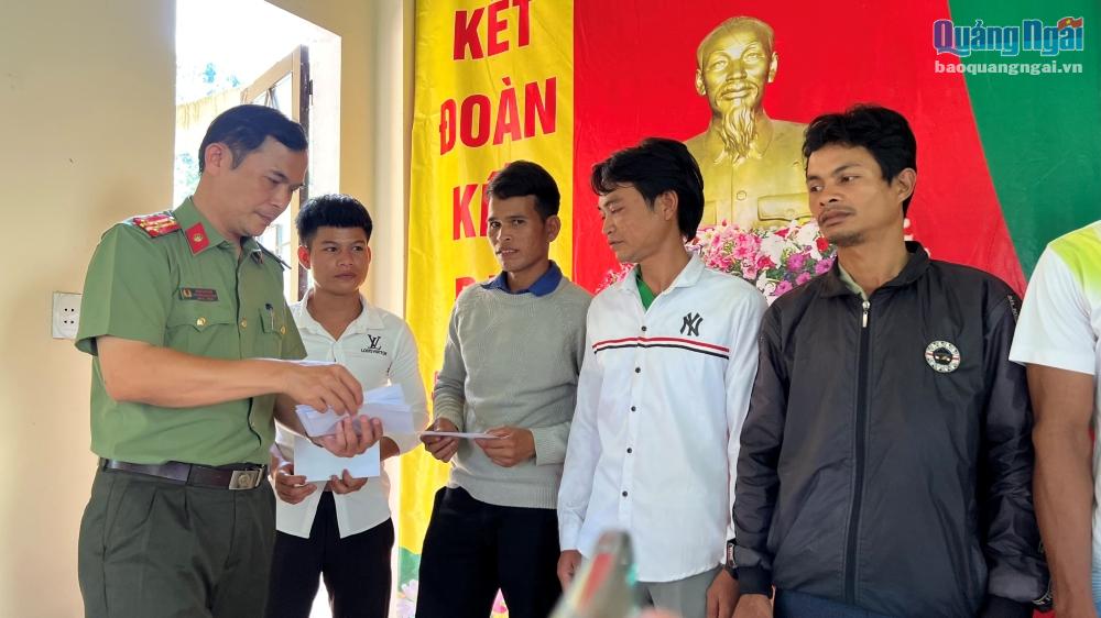 Dịp này, Công an huyện Trà Bồng đã trao tặng 40 suất quà cho các hộ dân có hoàn cảnh đặc biệt khó khăn, mỗi suất trị giá 500.000 đồng.