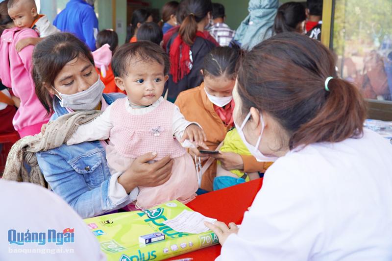 Bác sĩ Bệnh viện Đại học Y Dược TP.Hồ Chí Minh khám sàng lọc bệnh tim bẩm sinh cho trẻ em tại huyện Trà Bồng. ảNH: THỦY TIÊN