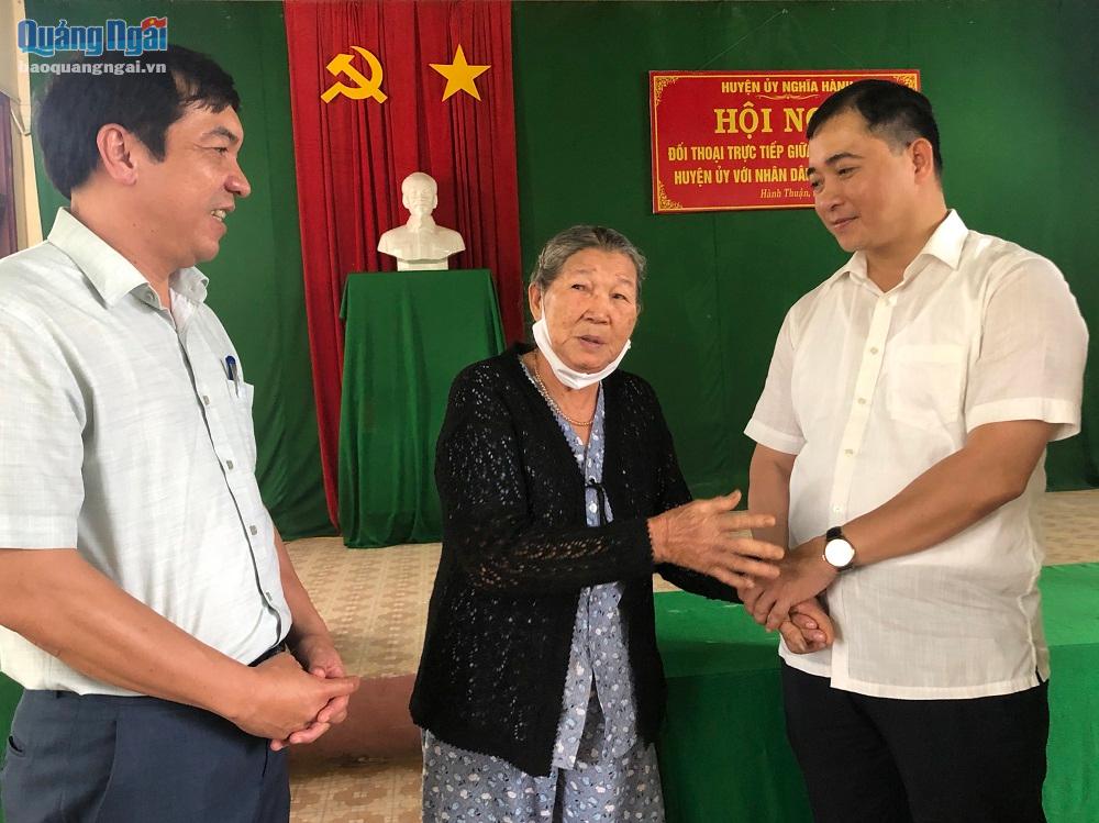 Bí thư Huyện ủy Nghĩa Hành Trần Đình Cảm (bên phải) trao đổi với người dân xã Hành Thuận tại buổi đối thoại