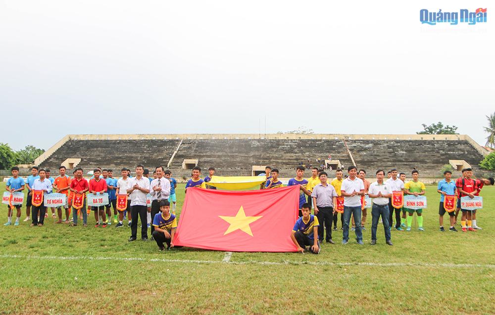 Ban tổ chức trao cờ lưu niệm cho các đội bóng tham gia giải đấu.