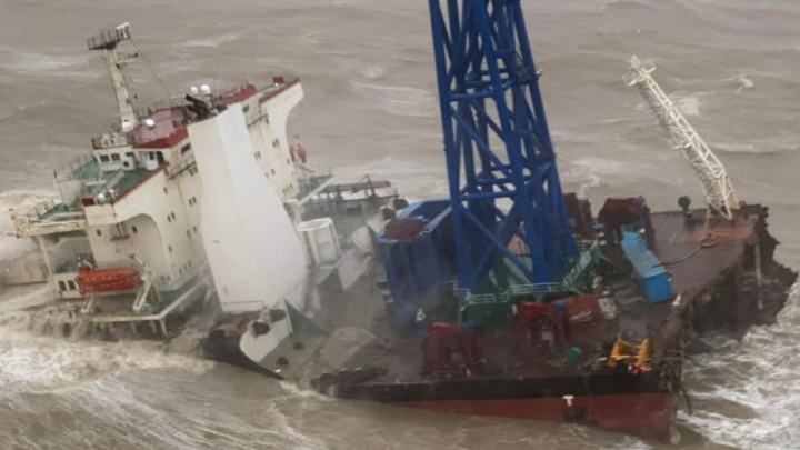 Chìm tàu ngoài khơi Hong Kong khi bão Chaba đổ bộ.