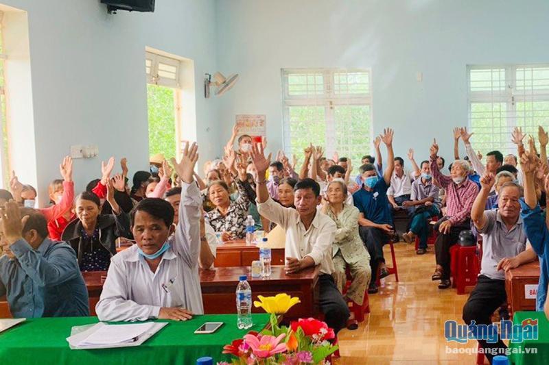 Cử tri xã Bình Tân Phú (Bình Sơn) bầu trưởng thôn bằng hình thức biểu quyết giơ tay. Ảnh: TL
