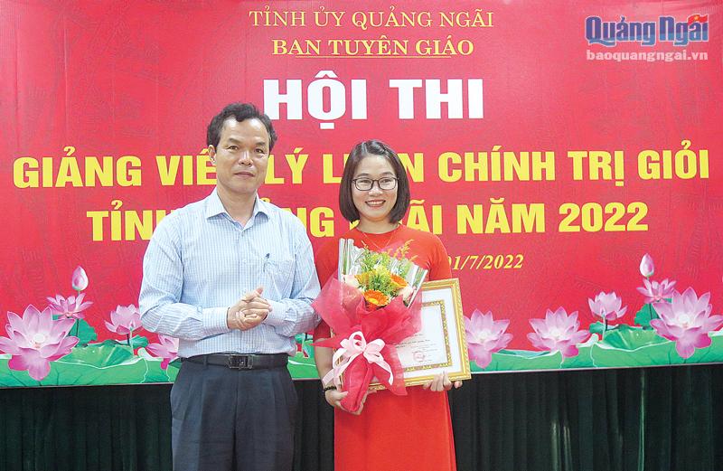 Trưởng ban Tuyên giáo Tỉnh ủy Đặng Ngọc Dũng trao giải Nhất cho thí sinh Nguyễn Thị Minh Việt.