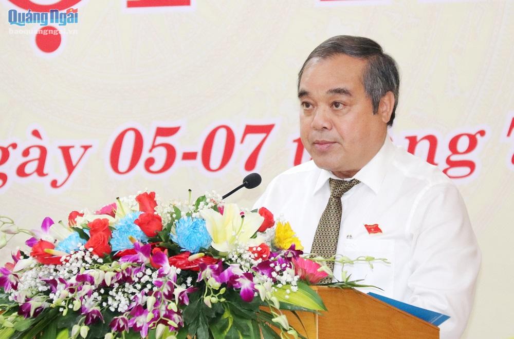 Phó Chủ tịch Thường trực UBND tỉnh Trần Hoàng Tuấn trình bày báo cáo của UBND tỉnh tại kỳ họp.