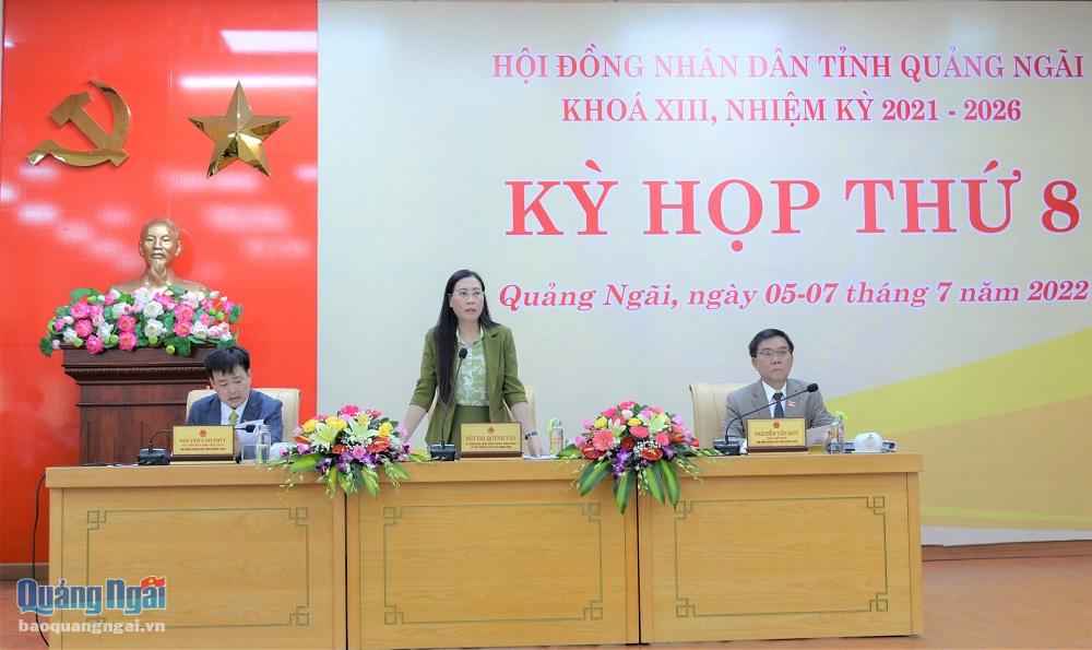 Ủy viên Trung ương Đảng, Bí thư Tỉnh ủy, Chủ tịch HĐND tỉnh Bùi Thị Quỳnh Vân điều hành phiên thảo luận tại kỳ họp.