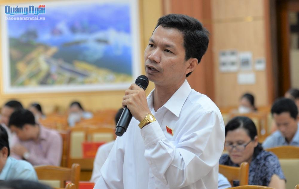 Chủ tịch UBND huyện Trà Bồng Hoàng Anh Ngọc tham gia thảo luận về các chính sách ở miền núi.