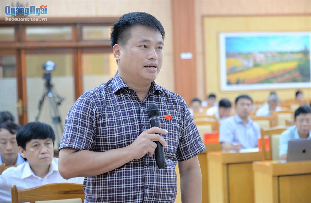 Phó Bí thư Thường trực Tỉnh ủy, Trưởng đoàn ĐBQH tỉnh Đặng Ngọc Huy tham gia thảo luận tại kỳ họp.