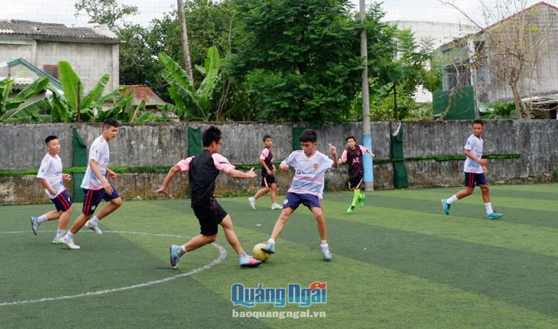 Đoàn phường Trần Hưng Đạo (TP.Quảng Ngãi) tổ chức cho thiếu nhi giao lưu bóng đá.