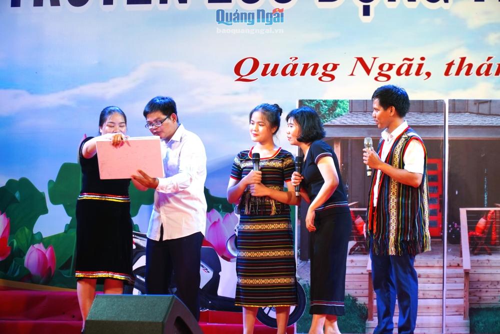 Tiểu phẩm xây dựng gia đình ấm no, tiến bộ, hạnh phúc của đội TTLĐ huyện Sơn Hà để lại nhiều ấn tượng trong lòng khán giả.