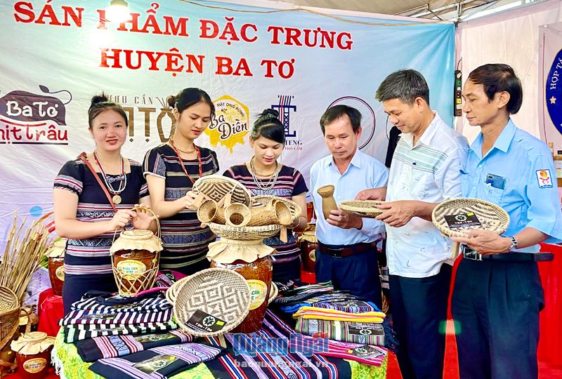 Sản phẩm đặc trưng của huyện Ba Tơ tham gia Phiên chợ hàng Việt huyện Lý Sơn - năm 2022. 