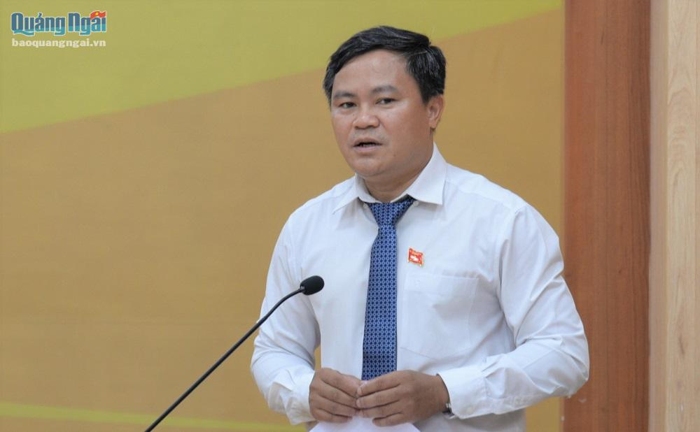 Giám đốc Sở NN&PTNT Hồ Trọng Phương trả lời chất vấn tại kỳ họp.