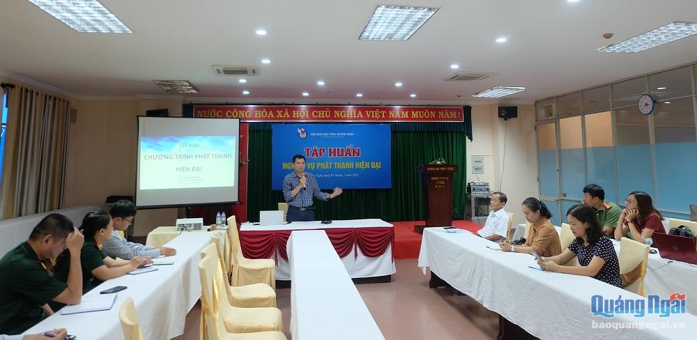 Nhà báo Đồng Mạnh Hùng, Trưởng Ban Thư ký biên tập, Đài Tiếng nói Việt Nam hướng dẫn, truyền đạt kinh nghiệm cho học viên.