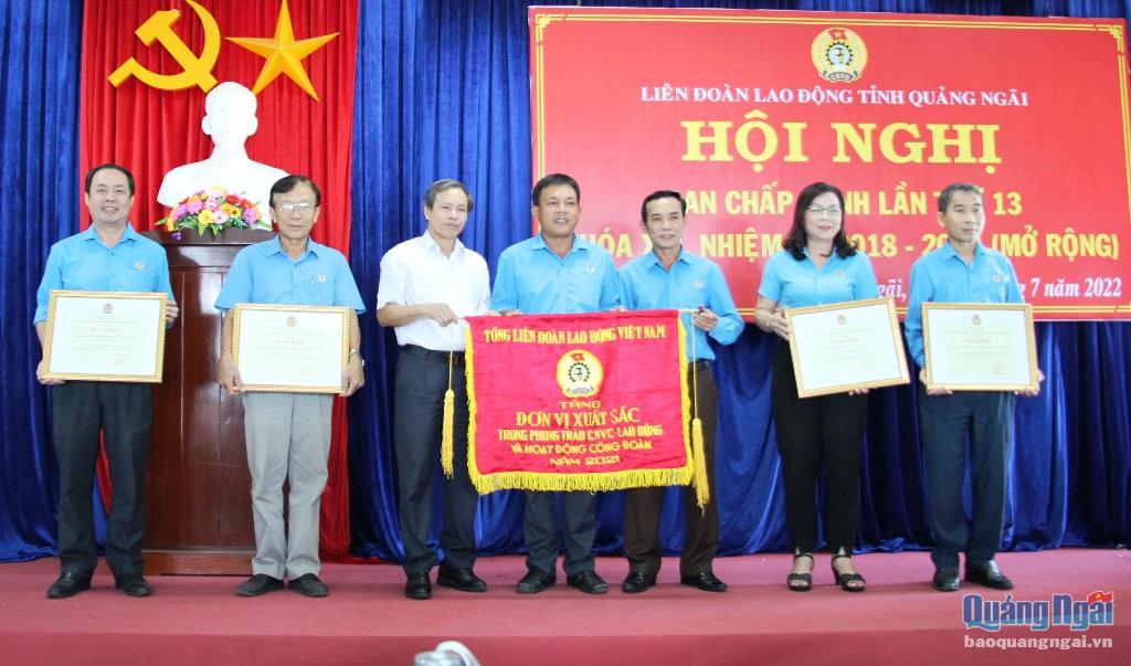 Phó Trưởng ban Dân vận Tỉnh ủy Trần Ngọc Nguyên và lãnh đạo LĐLĐ tỉnh trao cờ thi đua và bằng khen của Tổng LĐLĐ Việt Nam cho các tập thể.