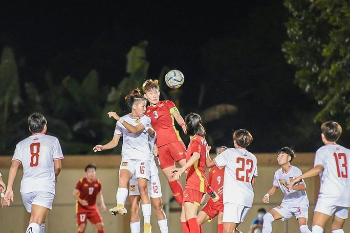 Thắng đậm Lào, tuyển nữ Việt Nam vươn lên nhóm đầu bảng AFF Cup 2022
