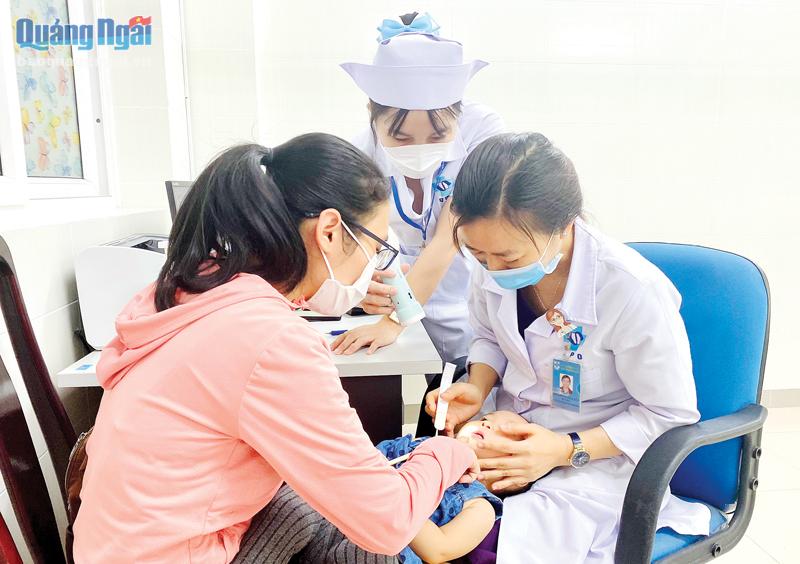 Bác sĩ Bệnh viện Sản - Nhi tỉnh chăm sóc sức khỏe cho trẻ em.   Ảnh: Bình Minh