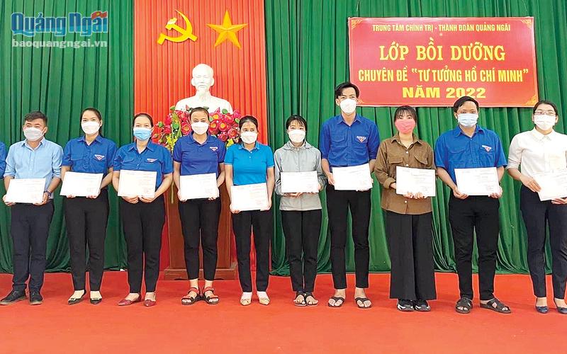 Thành đoàn Quảng Ngãi phối hợp với Trung tâm Chính trị thành phố tổ chức lớp bồi dưỡng chuyên đề “Tư tưởng Hồ Chí Minh” cho đoàn viên, thanh niên. 